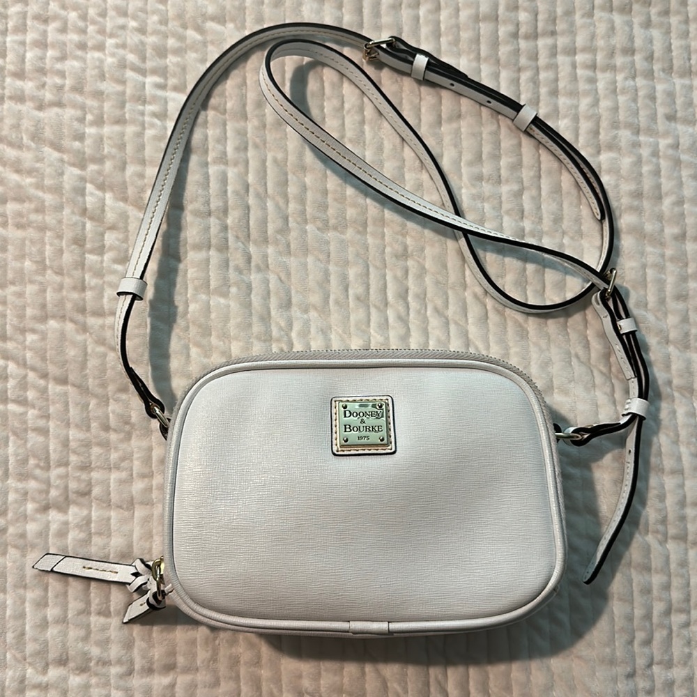 Dooney & Bourke Crossbody. Used for 2.5 month. Still in great condition.
